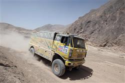 Dakar 2011: Liaz se ocitl v nesnázích. Z bahnivé pasti mu pomohl soupeř.
