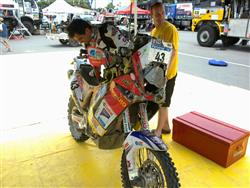 Dakar 2011: Pepa Macháček dojel druhý a je třetí. Motorkář Jakeš je už desátý !!