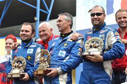 Silk Way 2011 :  Radost Loprais Tatra týmu za zlata na cílové rampě na fotografiiích.