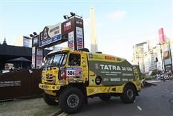 Dakar 2011: Hned na přejezdu těsně za Lopraisem  havaroval na dálnici kamion Ginaf
