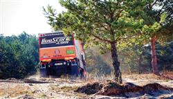 Oranžovočerná tatrovka Tomáše Tomečka testovala v píscích na africký Dakar.