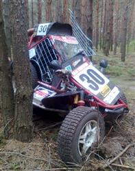 Machus léčí zlomenou nohu i rozlomenou buggynu z nedávné  Baja Carpathia 2011