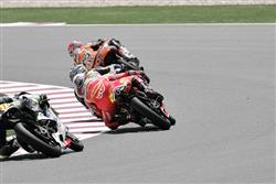 Pešek v italské GP spadl těsně před cílem, Abráhám kousek  od bodu