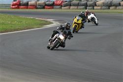 NA MOTORCE BEZPEČNĚ. Moto tréninky v Mostě se zaměřují na „běžné“ motorkáře