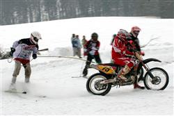 Mistrovství ČR v motoskijöringu 2010. Sněhu je docela dost, snad se pojede