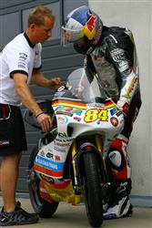 V portugalském Estorilu na účastníky MotoGP zatím pěkně leje.