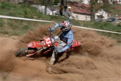 Soutěžák Roman Michalík letos za volantem při rallye a zároveň i za řidítky v enduru