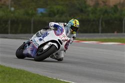 Jezdec MotoGP Karel Abraham se tet den test opt zlepil, ale zstal na chvostu.