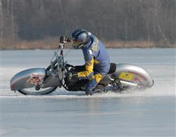 Představujeme další exponáty výstavky závodních speciálů. Novinkou bude moto na ''ledy''!