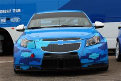 Nový Chevrolet Cruze na Auto Praha, kulisu mu dělají projekty mladých fotografů mezinárodní soutěže