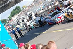 Jiří Janák rozjíždí bitvu o stupně  v Porsche Supercupu i v německém Porsche Carrera Cupu