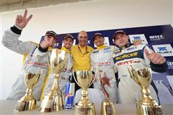 Valencie : SEAT posiluje vedení v šampionátu WTCC.  Brno se blíží