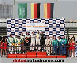 Celkem neznámá jména z  týmu Land Motorsport nakonec slavila na 24 hodinovce v Dubai.