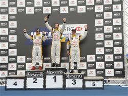 SEAT zvítězil v portugalském závodu v Portu a nadále dominuje šampionátu WTCC