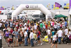 Eurocup F Renault 2.0  i náš Adam Kout v chrámu britského motoristického sportu. Adam  v první řadě!