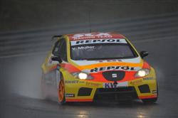 SEAT i v japonském slejváku udržel těsné vedení v šampionátu WTCC