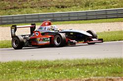 Neděle na Autodromu Most ve znamení hodně ostrých a dramatických jezdeckých soubojů