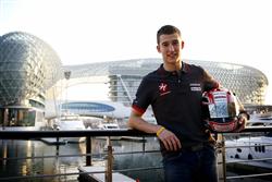 GP2 2011 začala testy v Abú Zabí : čtyřdenní oficiální testy i s našim Králem