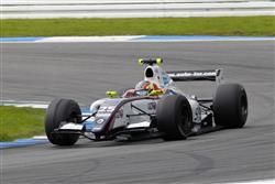 Guerrieri na Hockenheimringu na stupních vítězů, Filip Salaquarda byl nucen vzdát v úvodním kole.