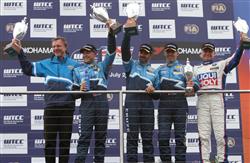 WTCC: Muller s Cruze v Doningtonu vybojoval dvě vítězství před Huffem,