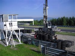 Na mosteckém autodromu se neproháněly závodní speciály, ale těžká technika