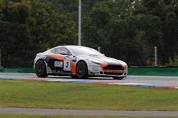 Vladimír Hladík na voze Aston Martin si vedl velmi dobře a vybojoval bronz v závodu GT4