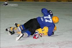 Hokejový souboj  brankáře Jakuba Sedláčka s Romanem Krestou v pátek ve Zlíně