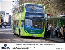 Flotila autobusů Scania pro Británii. 91 jsou typické dvoupodlažní „doubledeckery“