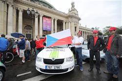 Zářiový závod elektromobilů se po cestě do Prahy brodí švýcarským sněhem