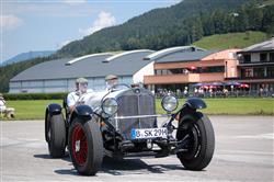 Stirling Moss (81) spad do výtahové šachty a má zlomené  obě nohy