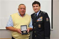 Polygon Most  navštívil policejní prezident Oldřich Martinů a předal mu plaketu