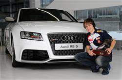Bílé Audi RS 5 si po příjezdu ze Světového poháru v rychlobruslení převzala Martina Sáblíková