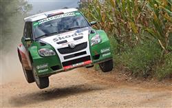 Na domácí  Ypres Rally  Freddy Loix s faceliftovou verzí Škoda Fabia S2000 zlatý, Kopecký stříbrný