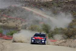 V Mexiku dál vládne Ogier a Loeb. Do desítky se kromě Fordů vlezla také Fabie S2000.