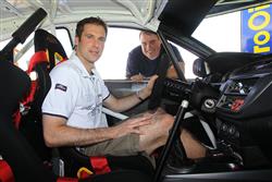Fotbalista Petr Čech se  za odměnu svezl s Váslavem Pechem před Rallye Hustopeče