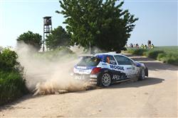 Po první páteční sekci AGROTEC MOGUL rally Hustopeče vede těsně Roman Kresta