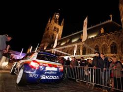 Freddy Loix po  úvodním dnu vede Ypres Rally. Zato Kopecký ani nenastoupil do závodu