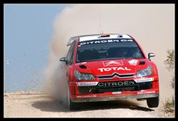 Obhájce Sébastien Loeb před šotolinovou Sardínií