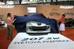 AUTOSALON BRNO 2009 potvrzuje podporu odbytu. Za první večer a první den již padesát tisíc návštěvníků !!