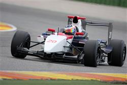 Agresivní příslušník ochranné služby autodromu při testování zranil Filipa Salaquardu.