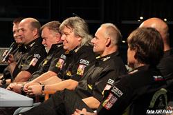 Tým KM se v Ruzyni při vernisáži výstavy předvedl i jako sestava pro Dakar 2012.