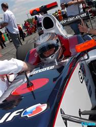 Filip Salaquarda vyzkouel vz ze serilu Formula Superleague