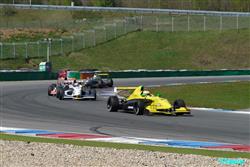 Čeští jezdci v českých týmech ve Světové serii Renaultu. Již brzy  míří do Brna !!