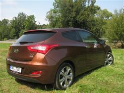 Hyundai i30 s karosérií kupé a naftovým motorem 1,6 CRDI