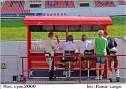 Letní Most 2009: Těsný boj Ferrari 430 týmu Menx o stupně vítězů
