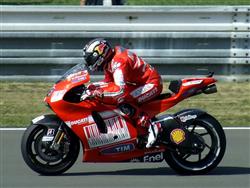 Pitný  režim na GP Brno 2009:  fandové rychlých motorek vypili 906 sudů