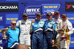 Britský jezdec dominoval v 1. závodě WTCC v Brně, Menu dvakrát na stupni vítězů, smolař Muller