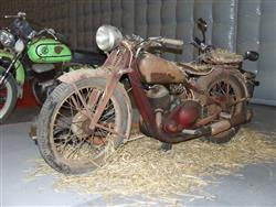 Také historické závodní stroje na premiérovém Motosalonu 2010 v Brně. I se slámou...