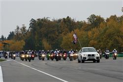 Čestné kolo za Marca projelo po Masarykově okruhu na tisíc motorkářů
