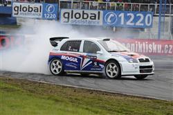 Honza Černý při SM v Sosnové na závěr sezóny pěkně řádil s Fabií WRC